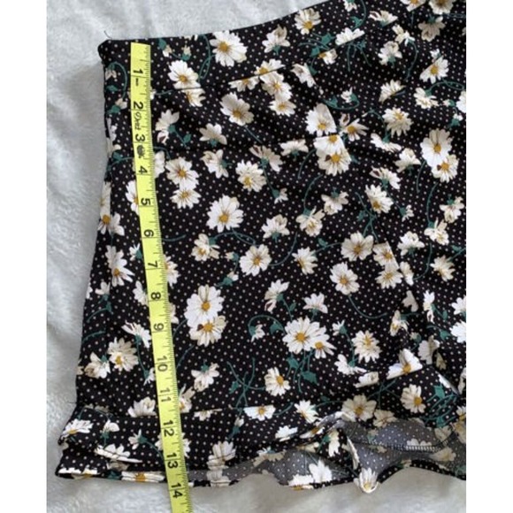Daisy Floral Ruffle Shorts Polka Dot High Waist‎ Black Junior Size Medium - Picture 8 of 8